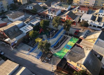 Vista aérea de la nueva plaza de juegos inaugurada en la Villa Santo Domingo de La Calera, un espacio recuperado para la comunidad con modernas instalaciones y áreas verdes.