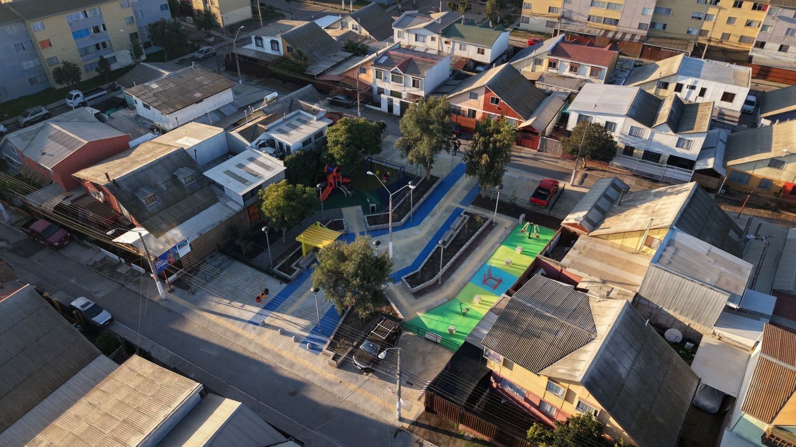 Vista aérea de la nueva plaza de juegos inaugurada en la Villa Santo Domingo de La Calera, un espacio recuperado para la comunidad con modernas instalaciones y áreas verdes.