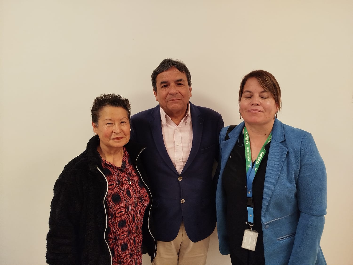 Nelly Peña Sánchez, presidenta del Comité de Emergencia San Pedro, junto al alcalde de Quillota, Luis Mella Gajardo, y Lysette Castizaga Milla, funcionaría de la delegación municipal de San Pedro.