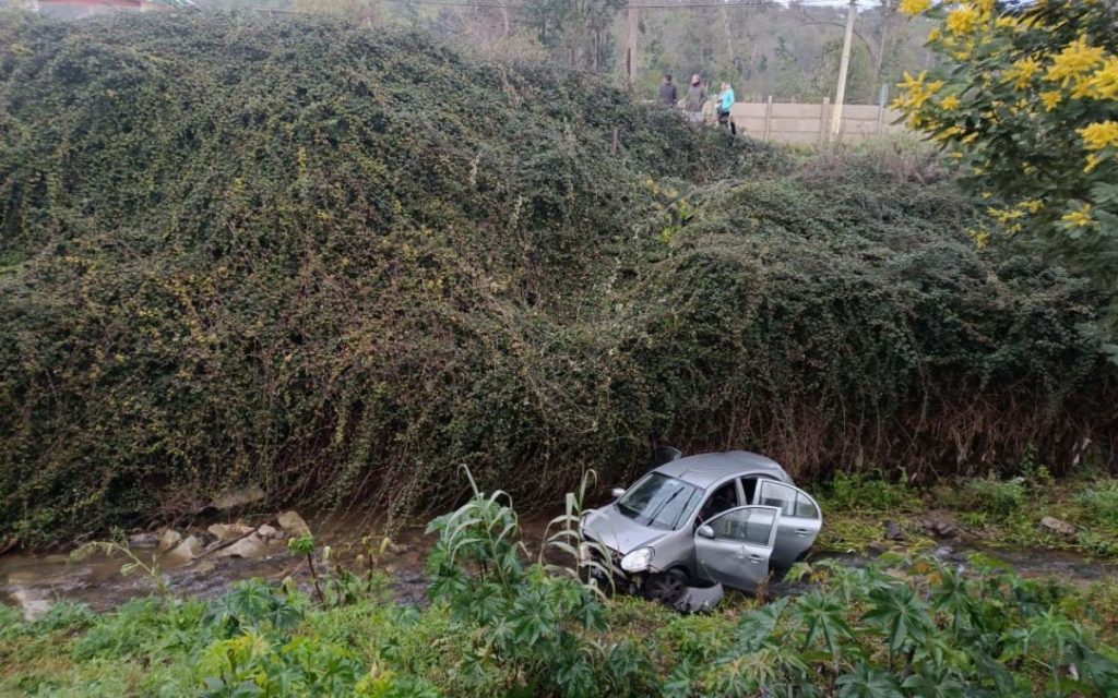 Auto desbarrancó y cayó en el estero Boco de Quillota