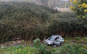 Auto desbarrancó y cayó en el estero Boco de Quillota