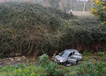 Auto desbarrancó y cayó en el estero Boco de Quillota