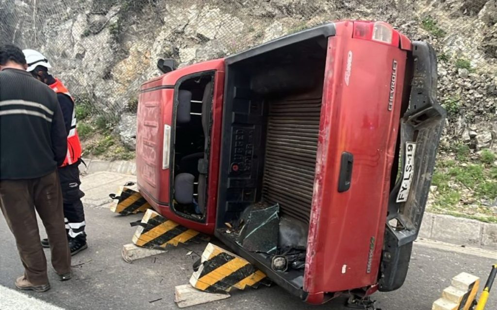 Camioneta volcó frente a centro comercial de La Calera