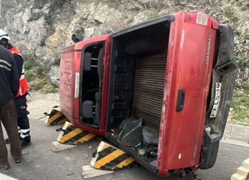 Camioneta volcó frente a centro comercial de La Calera