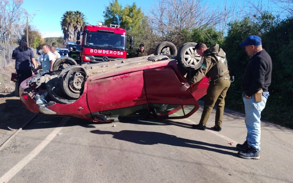 En Quillota una persona resultó lesionada tras el volcamiento de un auto