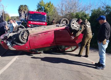 En Quillota una persona resultó lesionada tras el volcamiento de un auto