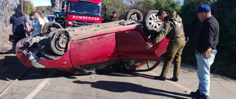 En Quillota una persona resultó lesionada tras el volcamiento de un auto