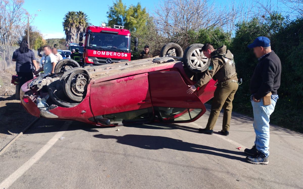 Quillota: Un lesionado tras el volcamiento de un auto