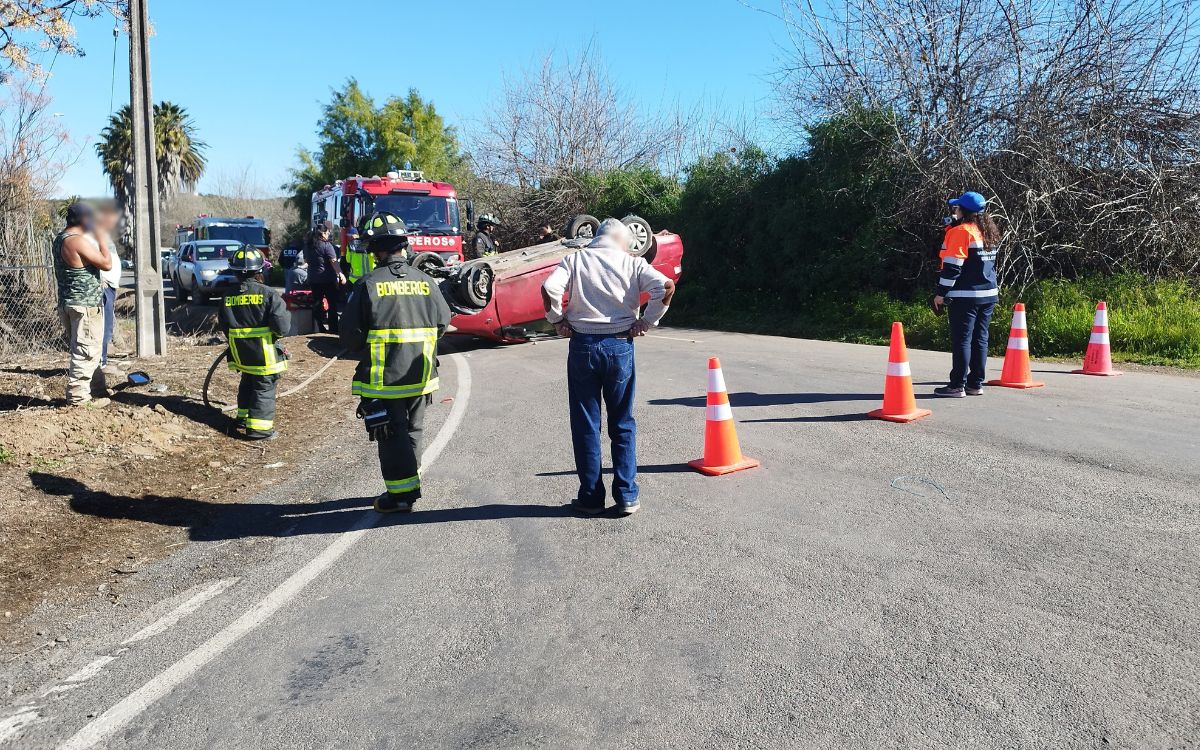 En Quillota una persona resultó lesionada tras el volcamiento de un auto