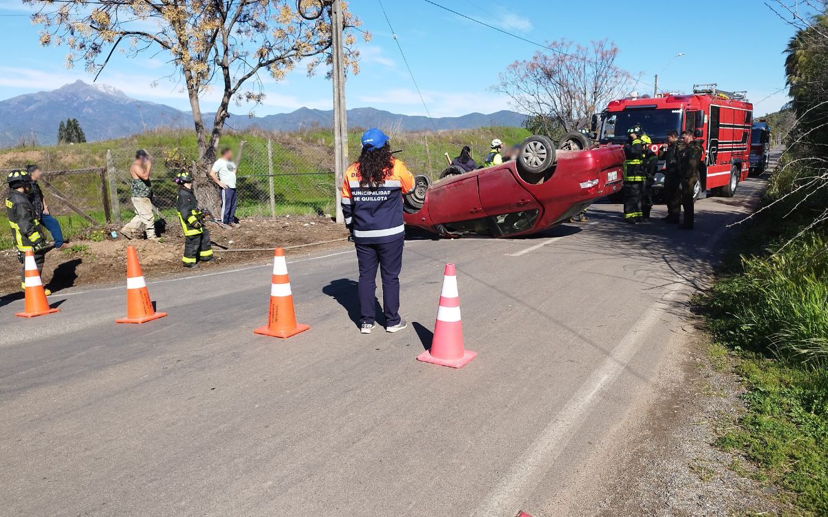 En Quillota una persona resultó lesionada tras el volcamiento de un auto