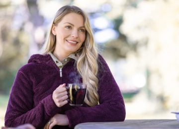 mujer tomando cafe