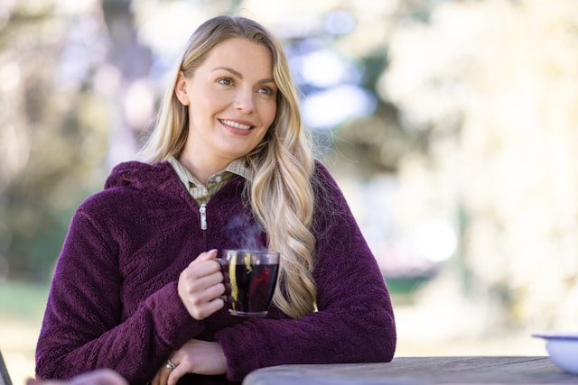 mujer tomando cafe