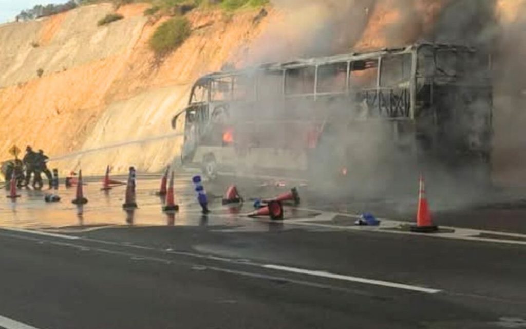 Incendio consumió por completo un bus a la salida del Túnel El Melón