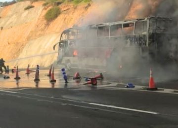 Incendio consumió por completo un bus a la salida del Túnel El Melón