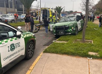 Patrulla de Carabineros volcó en Quillota tras colisión con auto