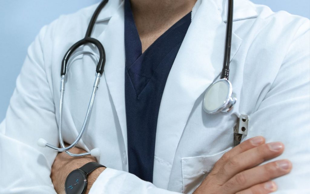 Pedirán más plazo para investigar al falso médico cubano que atendió en La Calera y Quilpué