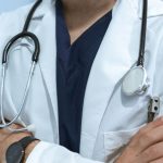 Pedirán más plazo para investigar al falso médico cubano que atendió en La Calera y Quilpué