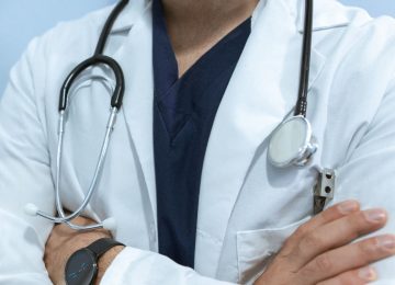 Pedirán más plazo para investigar al falso médico cubano que atendió en La Calera y Quilpué