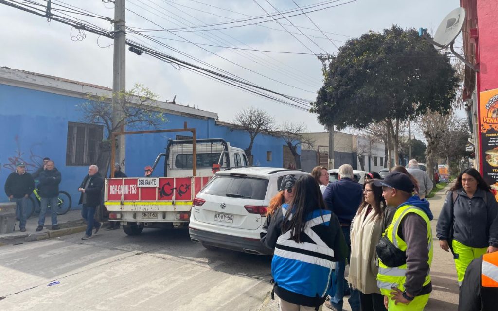 Quillota: Trabajadora de parquímetros sufrió aplastamiento entre dos vehículos