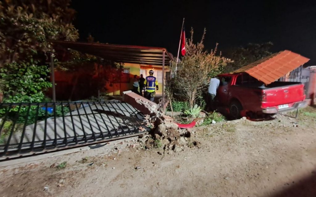 Camioneta chocó la entrada de una casa en Quillota