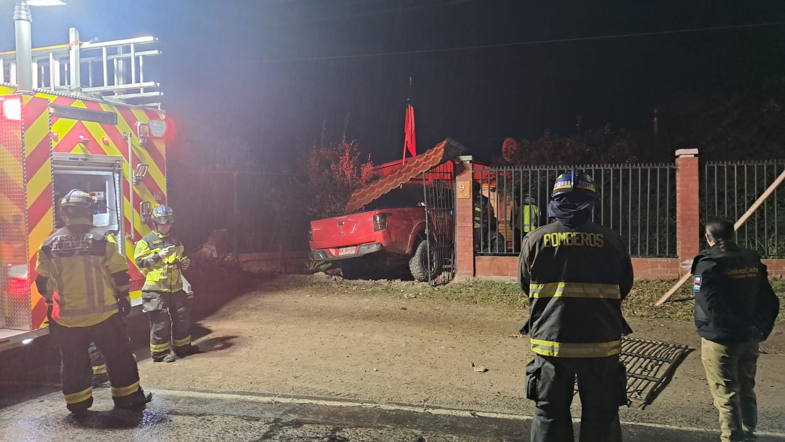 Camioneta chocó la entrada de una casa en Quillota