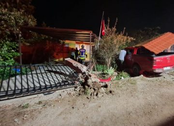 Camioneta chocó la entrada de una casa en Quillota