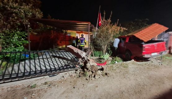 Camioneta chocó la entrada de una casa en Quillota
