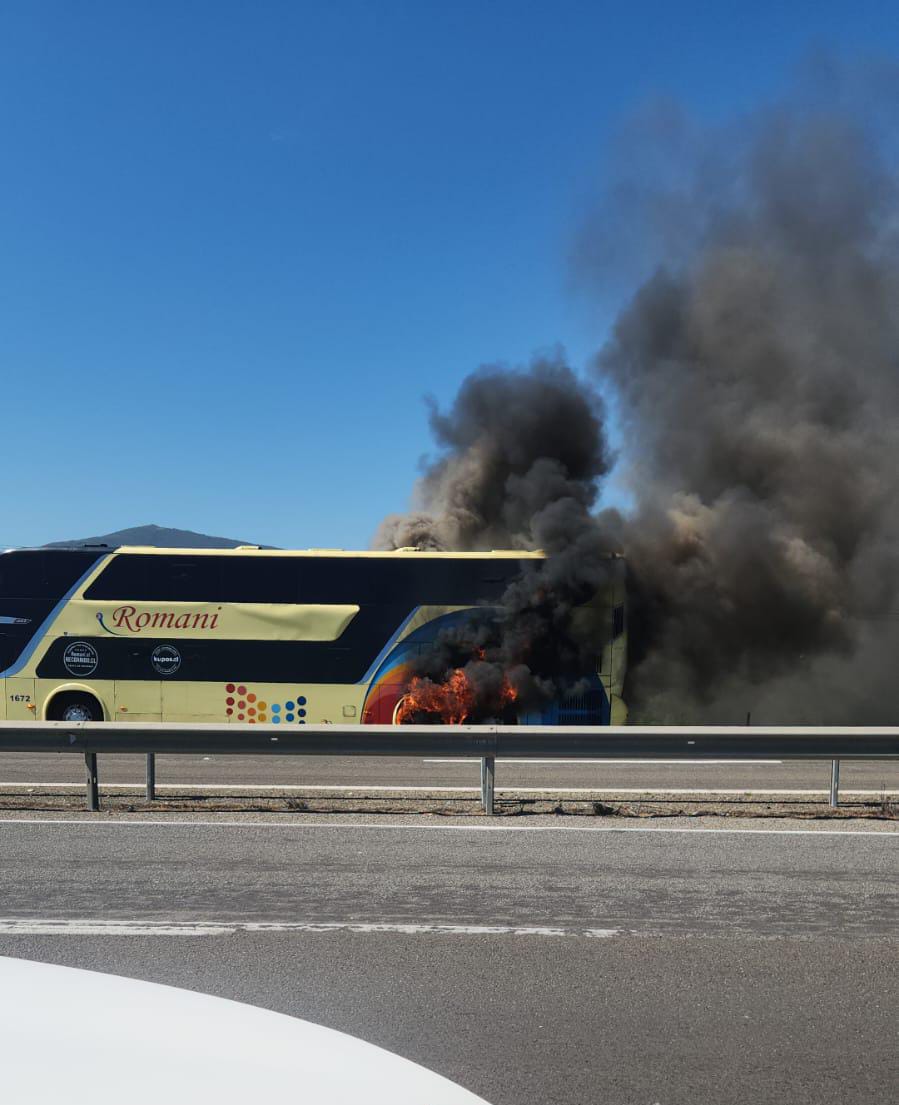 Incendio destruyó un bus a la altura de La Ballena