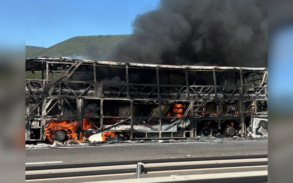 Incendio destruyó un bus a la altura de La Ballena