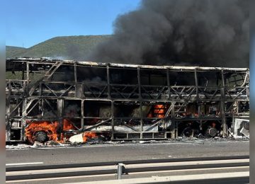 Incendio destruyó un bus a la altura de La Ballena