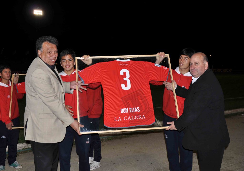En 2014 cuando se cumplieron 50 años de su debut en Unión La Calera, el club rojo le rindió un homenaje. En la imagen reciba una camiseta de manos de Sabino Jadue, presidente de Unión La Calera en ese entonces.