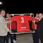 En 2014 cuando se cumplieron 50 años de su debut en Unión La Calera, el club rojo le rindió un homenaje. En la imagen reciba una camiseta de manos de Sabino Jadue, presidente de Unión La Calera en ese entonces.