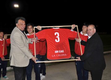 En 2014 cuando se cumplieron 50 años de su debut en Unión La Calera, el club rojo le rindió un homenaje. En la imagen reciba una camiseta de manos de Sabino Jadue, presidente de Unión La Calera en ese entonces.