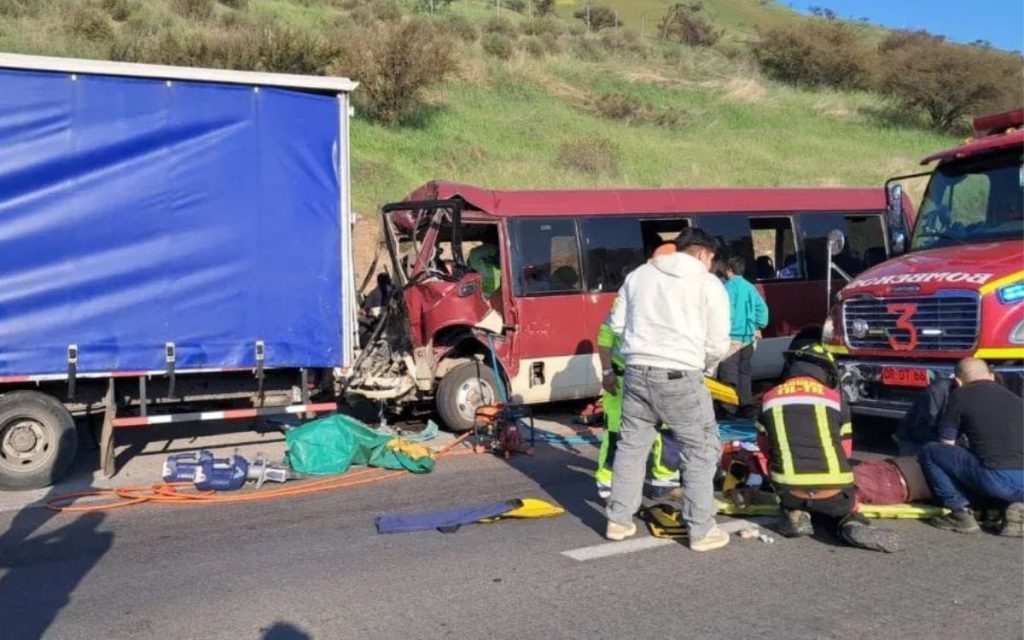 Mini bus escolar y camión protagonizan accidente entre Til Til y Llay Llay