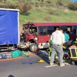Mini bus escolar y camión protagonizan accidente entre Til Til y Llay Llay
