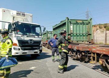 Accidente entre tren de carga y camión deja tres lesionados en San Pedro