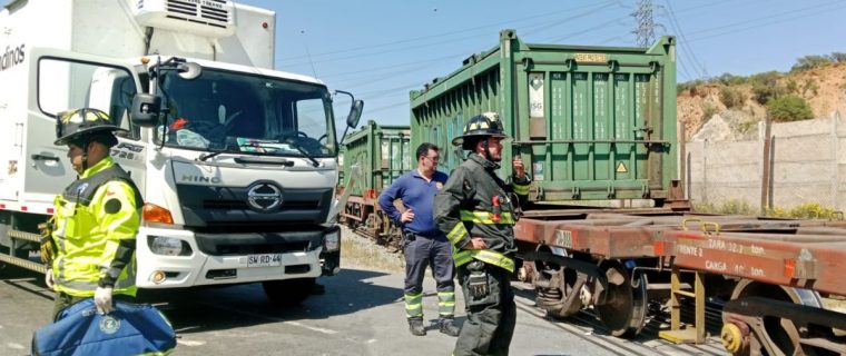 Accidente entre tren de carga y camión deja tres lesionados en San Pedro