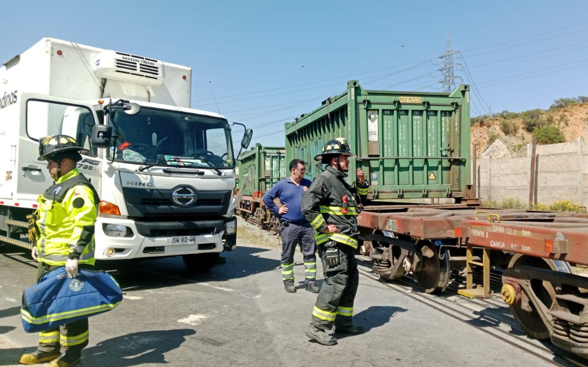Accidente entre tren de carga y camión deja tres lesionados en San Pedro