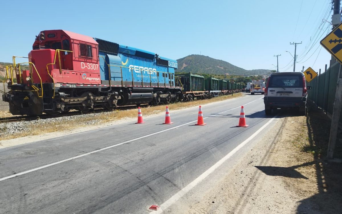 Accidente entre tren de carga y camión deja tres lesionados en San Pedro