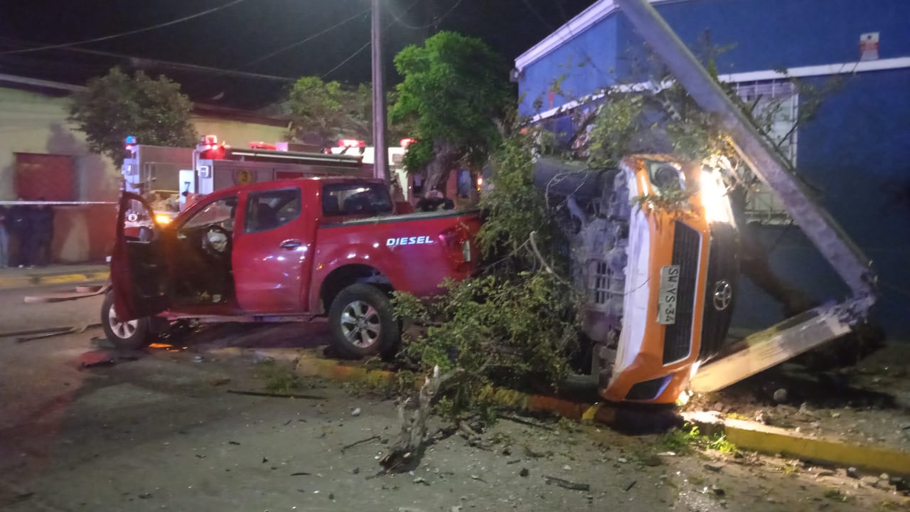 Colisión de patrulla mixta y auto dejó cuatro lesionados