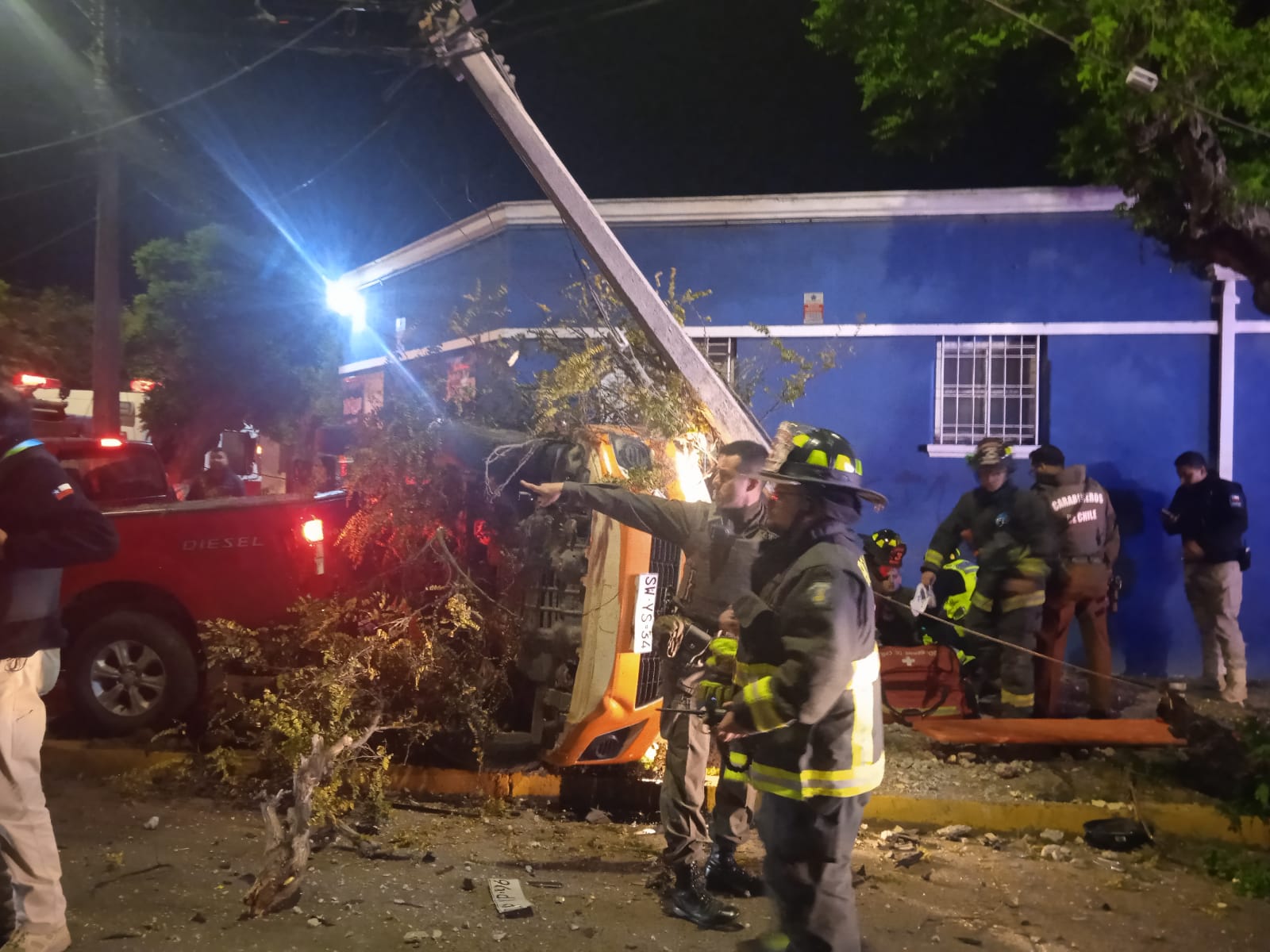 Colisión de patrulla mixta y auto dejó cuatro lesionados