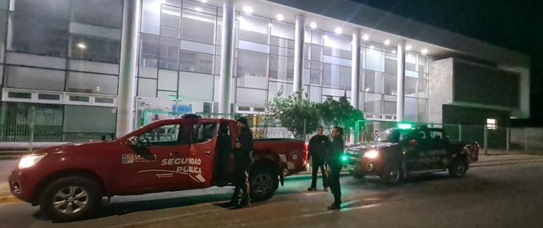 Detienen a dos sujetos por robo en el Cesfam La Calera