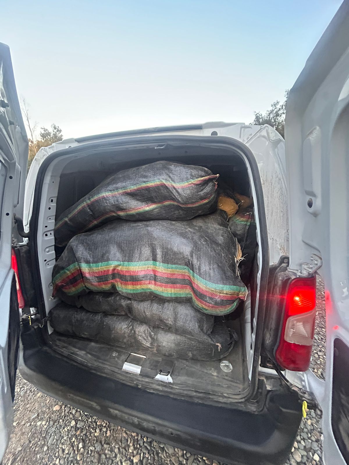 En La Ligua descubren furgón cargado con 316 kilos de droga

