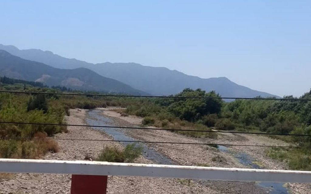 Fuerte descenso del caudal del río enciende las alarmas en Hijuelas