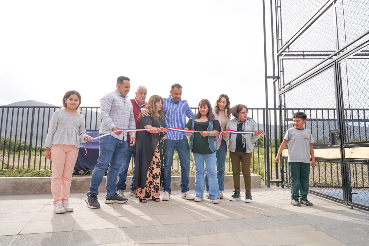 Inauguran moderna plaza de juegos y multicancha en La Calera