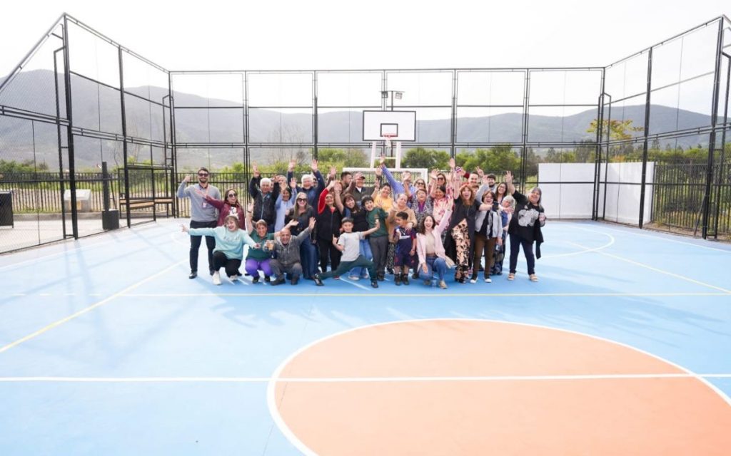 Inauguran moderna plaza de juegos y multicancha en La Calera