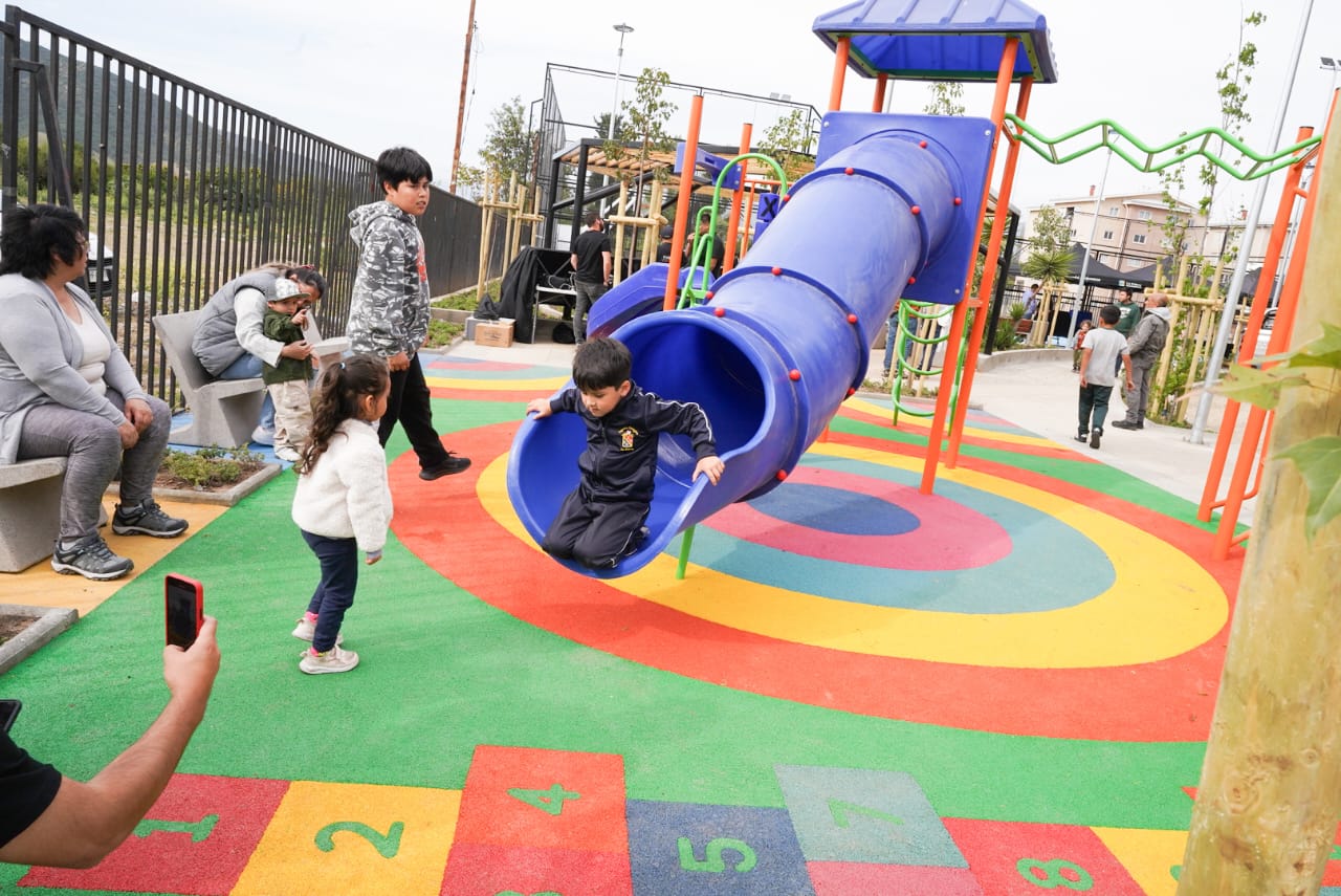Inauguran moderna plaza de juegos y multicancha en La Calera