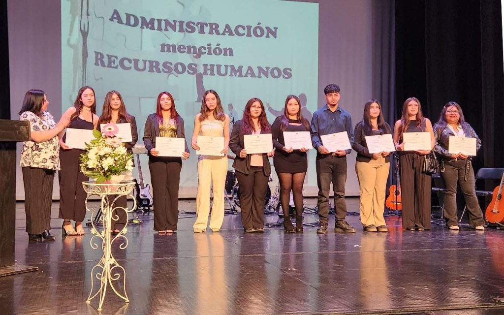 Liceo Comercial de Quillota celebró titulación de 60 estudiantes en su aniversario 50