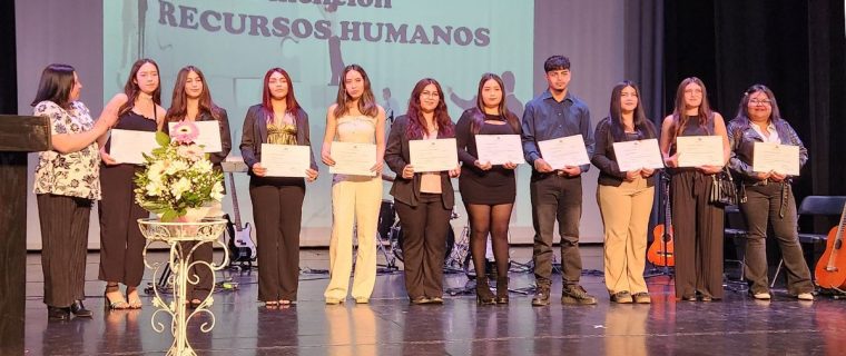 Liceo Comercial de Quillota celebró titulación de 60 estudiantes en su aniversario 50