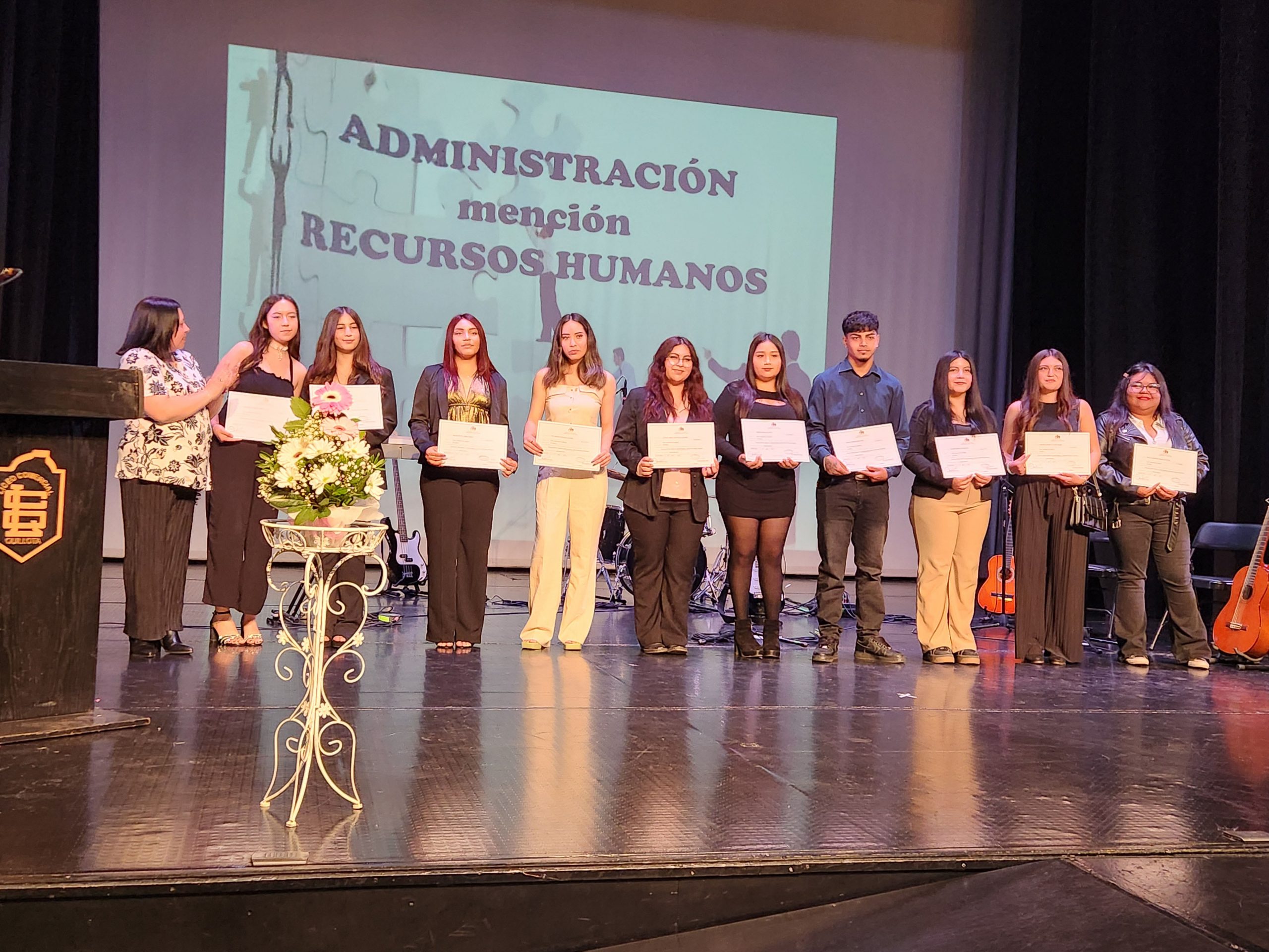 Liceo Comercial de Quillota celebró titulación de 60 estudiantes en su aniversario 50